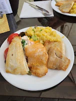 Gemischter Fischteller Gebraten Mit Salat Halb Und Halb