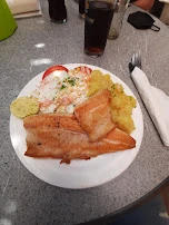 Saiblingfilet Gebraten Halb Und Halb Kartoffelsalat Gemischter Salat